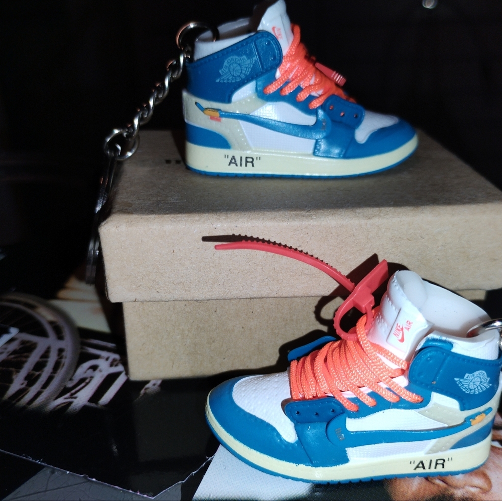 Off White  Jordan 1 UNC Sneaker Keychain